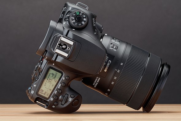 دوربین دیجیتال کانن مدل EOS 90D به همراه لنز 135-18 میلی متر IS USM